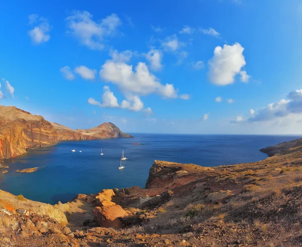 Calma baia oceanica sull'isola — Foto Stock