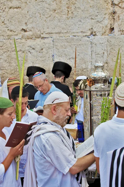 Les Juifs dans le tallit traditionnel — Photo