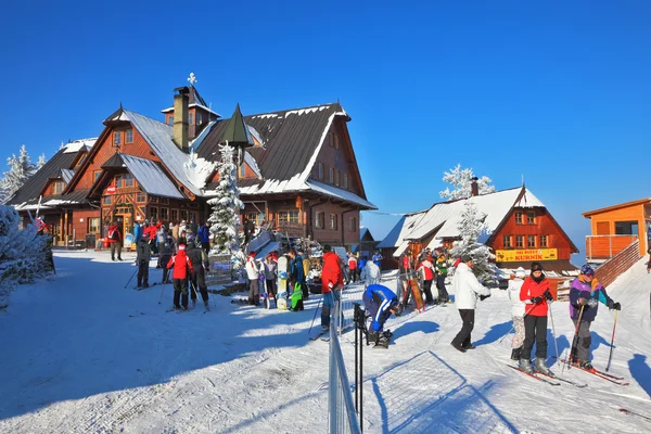 Zonnige ochtend in het skiresort — Stockfoto