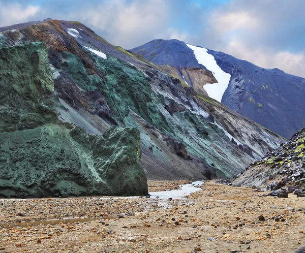 緑石岩とストリーム — ストック写真