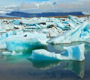 Masmavi Ice düzgün soğuk suda yansıyan