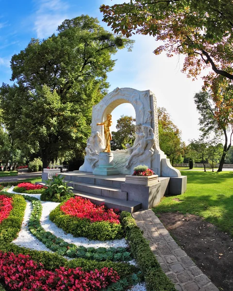 El arco enmarca la estatua de bronce de Johann Strauss —  Fotos de Stock
