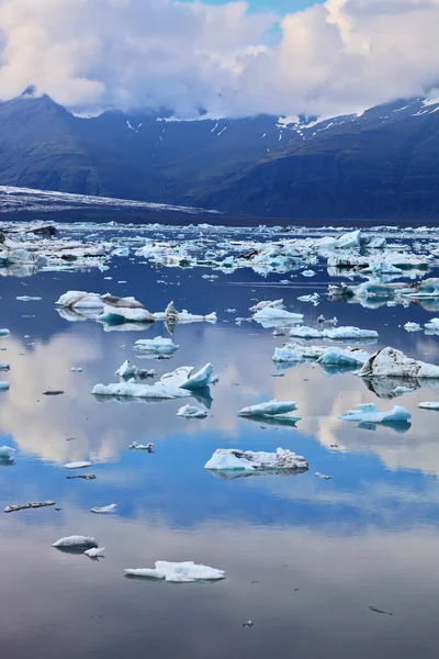 Eisberge und Eisschollen in der Eislagune — Stockfoto