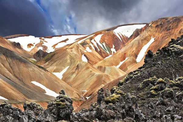 雪でベージュの流紋岩山 — ストック写真