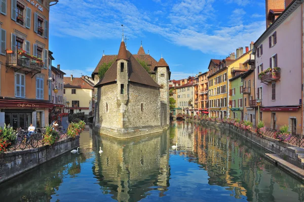 Bastion kanal suya yansıyan