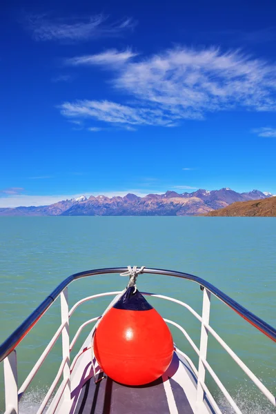 Le bateau touristique sur le lac Viedma — Photo