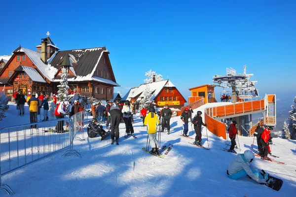 穿着亮丽夹克的滑雪者 — 图库照片