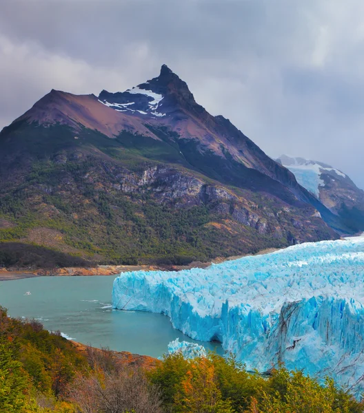 Lago Argentino, circondato da montagne — Foto Stock