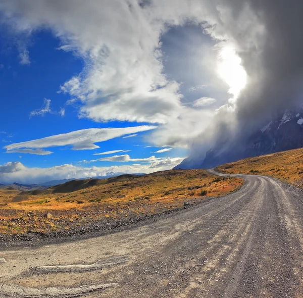 Impresionante nube sobre un camino de grava — Foto de Stock