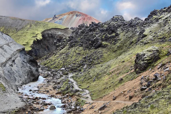 Arroyo en el fondo de un pintoresco barranco — Foto de Stock