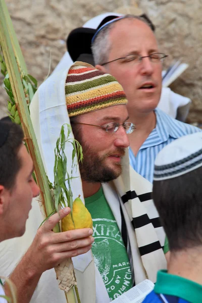 Unga religiös Jude i stickade kalott — Stockfoto