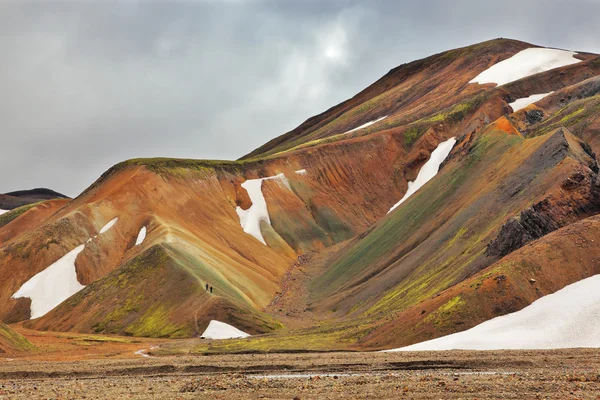 Färgglada släta berg i Island — Stockfoto