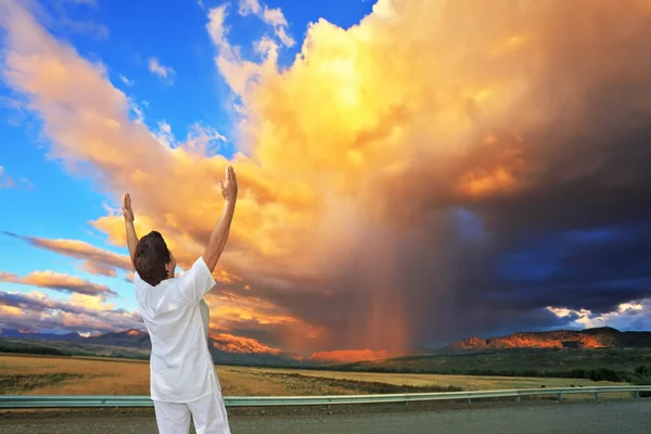 Giant cloud illuminated by the sunset — Stock Photo, Image