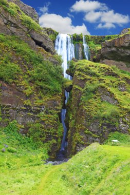 Mağara içinde doğal şelale