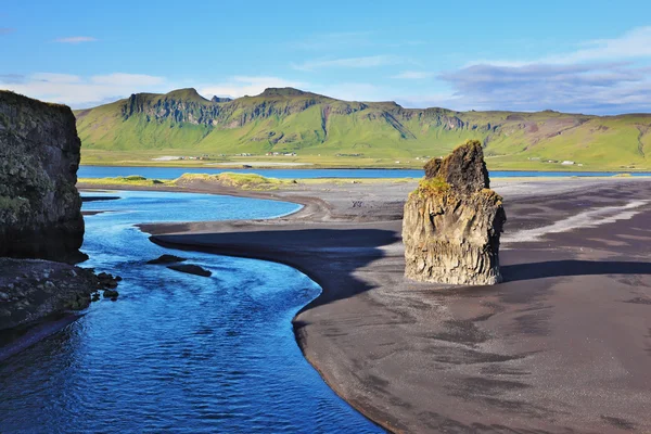 Мыс Дирхолай на юге Исландии — стоковое фото