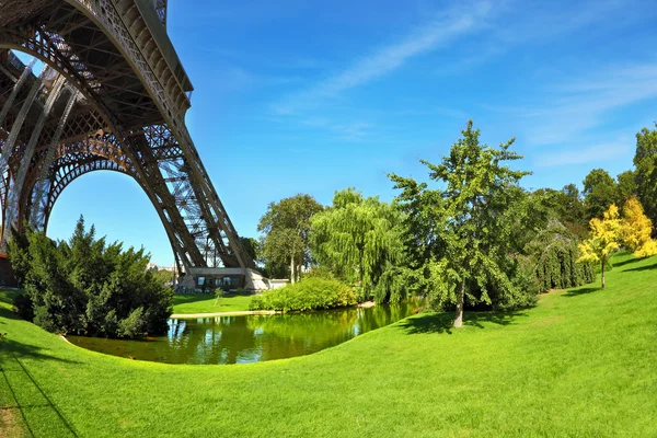 Parque cerca de la Torre Eiffel en París — Foto de Stock