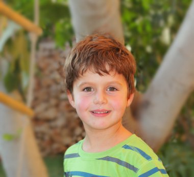 Eğleniyor çocuk gülümseyen