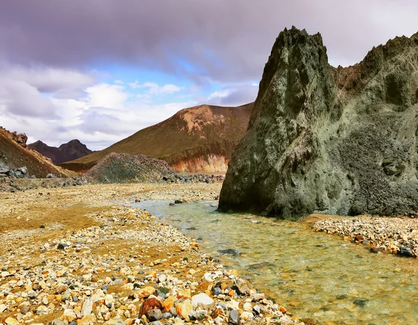 Pietra verde roccia e torrente — Foto Stock