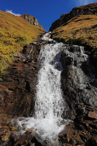 Erős magas lépcsőzetes vízesés — Stock Fotó
