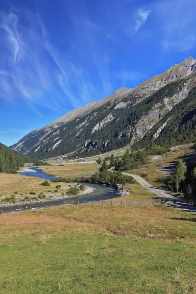 Швидкий потік чистої води — стокове фото