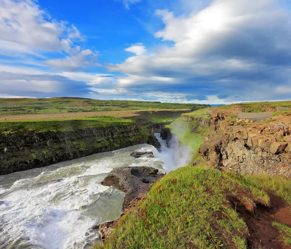 Rauschendes Wasser glitzert — Stockfoto