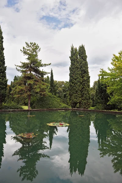 Lagoa ornamental e flores coloridas — Fotografia de Stock