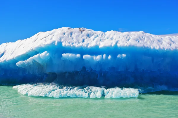 Branco e azul icebergs enormes — Fotografia de Stock