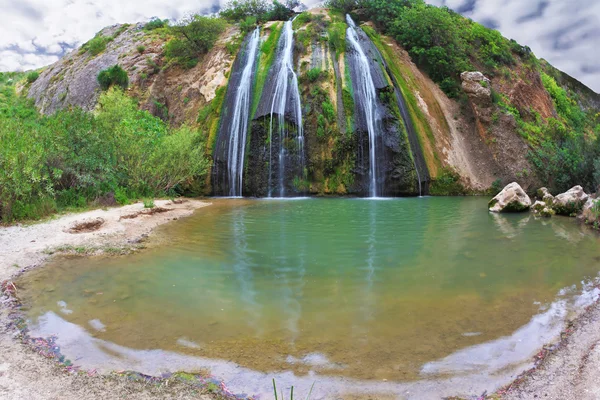 Naturskönt vattenfall i bergen — Stockfoto