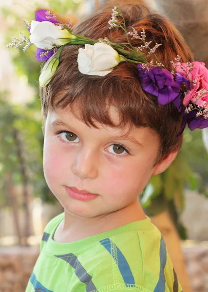 Мальчик в венке из цветов — стоковое фото