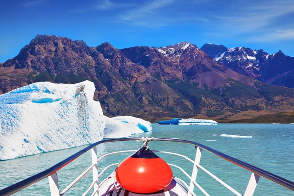 Branco-azul icebergs enormes — Fotografia de Stock