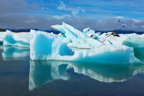 Blauw en turquoise ijsbergen — Stockfoto
