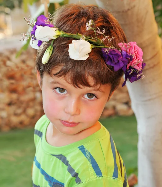 เด็กชายในพวงหรีดดอกไม้ — ภาพถ่ายสต็อก