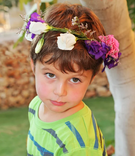 Ragazzo in ghirlanda di fiori — Foto Stock