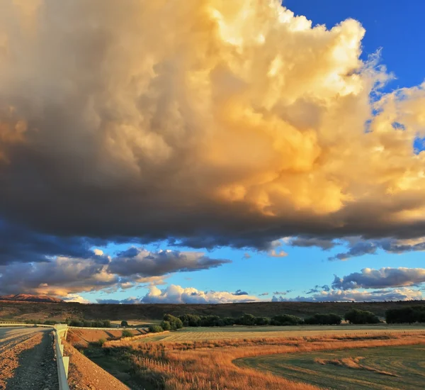 Cloud over rural field — Stock Photo, Image