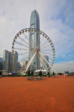 Gökdelenler ve dönme dolap