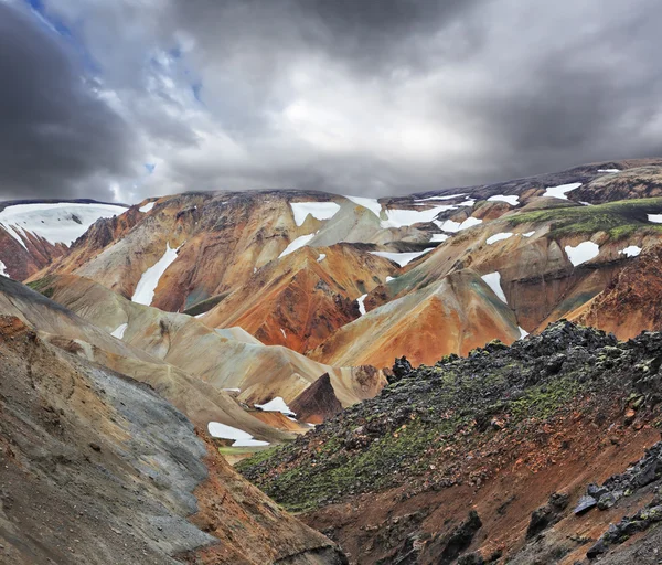 Montagnes multicolores avec neige — Photo