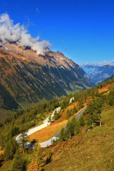 La famosa strada alpina Grossgloknershtrasse — Foto Stock