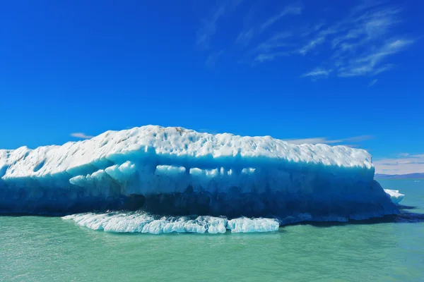 Iceberg enorme branco-azul — Fotografia de Stock