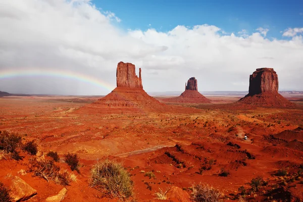 Веселка у червоного каменю пустеля навахо — стокове фото