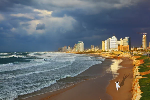 The woman performs yoga  in Tel Aviv — Stock Photo, Image