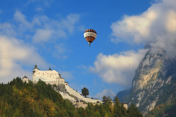 Ballon survolant le château et les montagnes — Photo