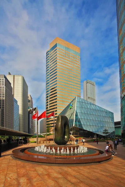 Place au centre-ville avec fontaine — Photo