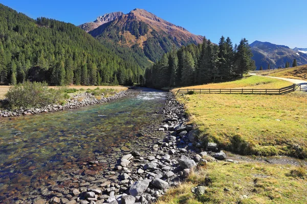 Bläulich - grün transparentes Wasser — Stockfoto