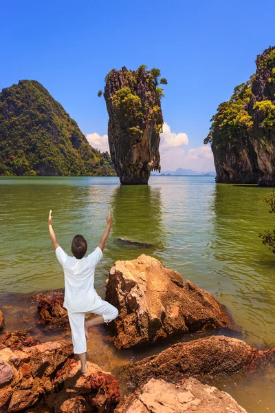 Woman performs yoga in Thailand — Stock Photo, Image