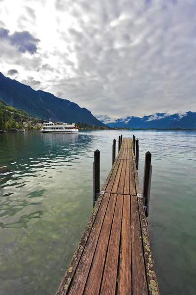 Boot houten pier op meer Leman — Stockfoto