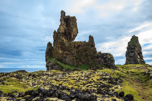 Rocas cubiertas de musgo en Islandia . — Foto de Stock