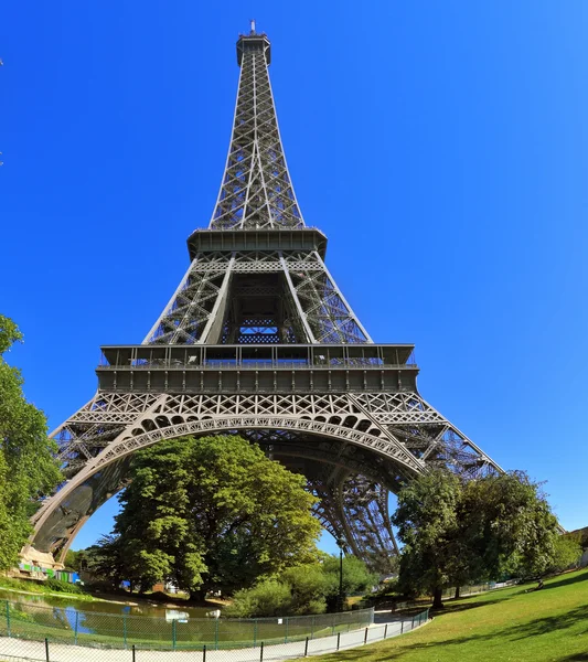 Az Eiffel-torony, ragyogó kék ég ellen — Stock Fotó