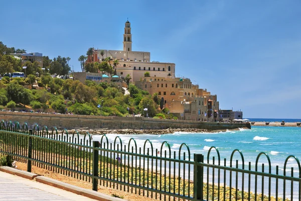 Die Strandpromenade eingezäunt durchbrochenen niedrigen Zaun — Stockfoto