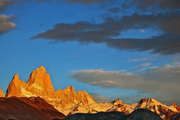 Napkelte felett Mount Fitzroy-Patagonia. — Stock Fotó