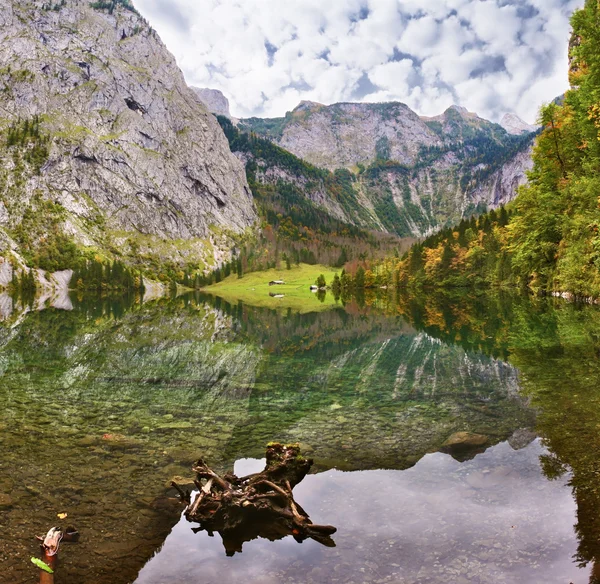 Superficie espejada del lago Koenigssee —  Fotos de Stock